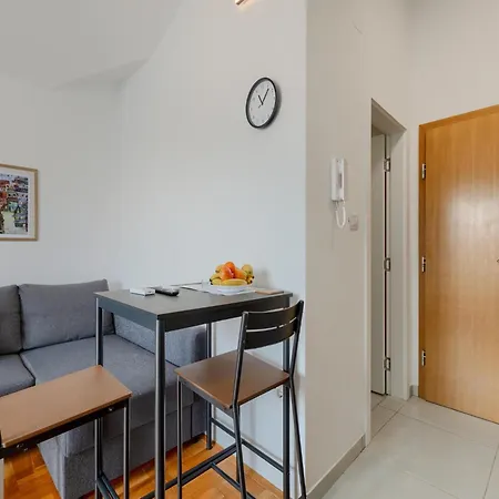 Convenient With Parking Near * 梅杜林